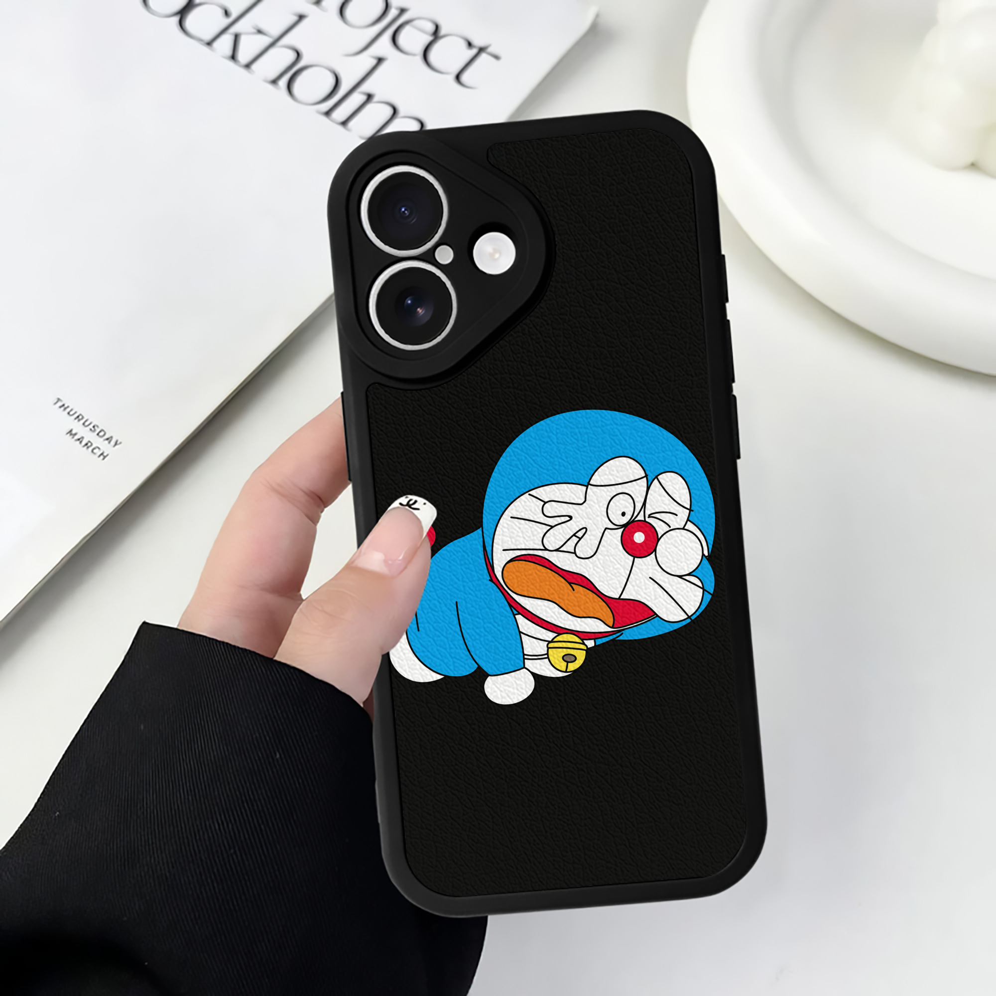 （画像用） ドラえもん Doraemon 【iPhone 16シリーズ対応】シリコンスマホケース（レザー調） 材質：シリコン